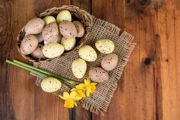 Pasen eieren decoratie over oud hout. Bovenaanzicht, rustieke stijl — Stockfoto