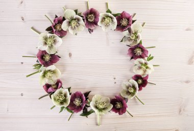 Çiçek çelenk ışık ahşap yaratıcı düzenleme. Üstten Görünüm, metin alanı