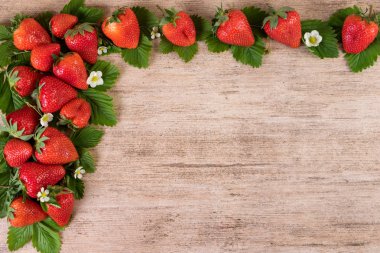 Olgun çilek rustik ahşap zemin üzerinde. Üstten Görünüm, kopya alanı