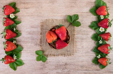 Olgun çilek rustik arka plan üzerinde. Üstten Görünüm