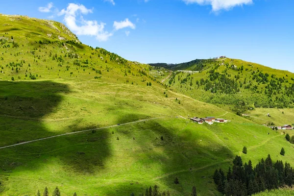 Hoge bergen zicht op de Hoge Alpenroute in Zillertal vallei. Oostenrijk, Tirol, Zillertaler Hoehenstrasse — Stockfoto