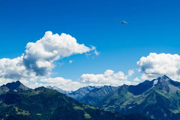High mountains landscape with hang glider in soaring flight. Austria, Tirol, Zillertal — Stock Photo, Image