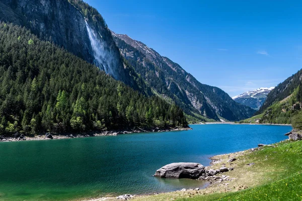 Horské jezero. Letní idylické horské krajiny, Stillup jezero, Rakousko, Tyrolsko — Stock fotografie