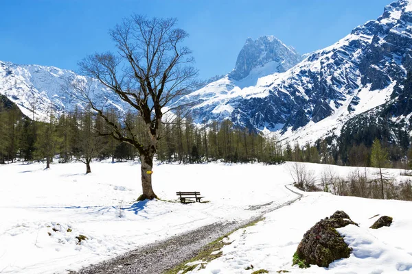 Paisagem montanhosa no início da primavera Áustria, Tirol, Karwendel Alpine Park, perto de Gramai — Fotografia de Stock