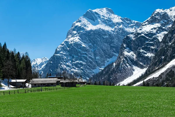 Csodálatos hegyi táj a zord hegyek Ausztria, kora tavasszal Tyrol, Karwendel alpesi Park közelében, a Falzthurn — Stock Fotó
