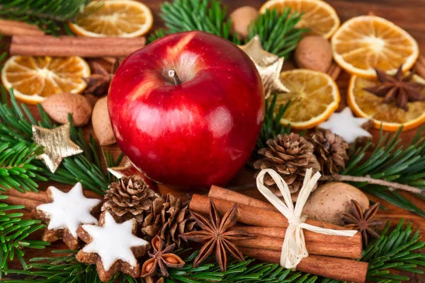 圣诞香料与红苹果装饰旧木背景 图库图片