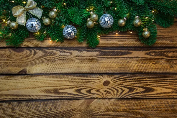 Weihnachten Urlaub Hintergrund Mit Tannenzweigen Und Glanzkugeln Über Dunklem Holz — Stockfoto