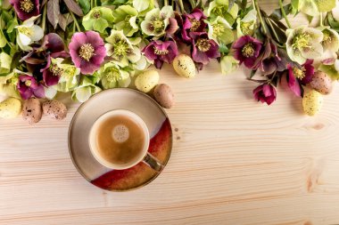 Çiçek ve Paskalya yumurtaları ile kahve fincanı