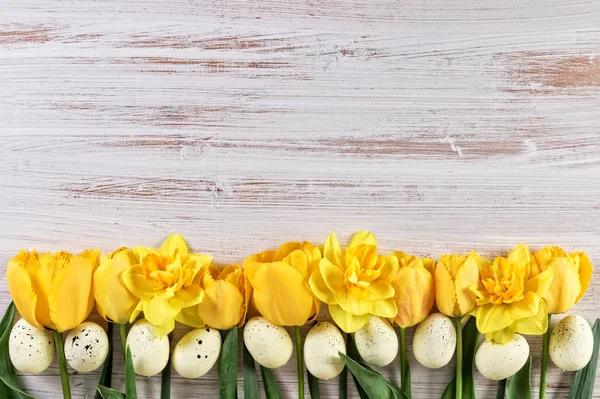 Pasen Feestdagen Achtergrond Met Gele Tulpen Narcissen Bloemen Easter Eggs — Stockfoto