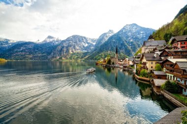 Hallstatt dağ köyü ile Avusturya Alpleri'nde Hallstatter Gölü 