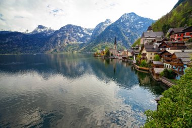 Hallstatt küçük pitoresk köy Hallstaetter Gölü, Avusturya, Yukarı Avusturya yer alan. 