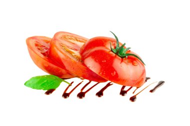 Balzamik sirkeli domates dilimleri izole edilmiş fesleğen yaprağı.