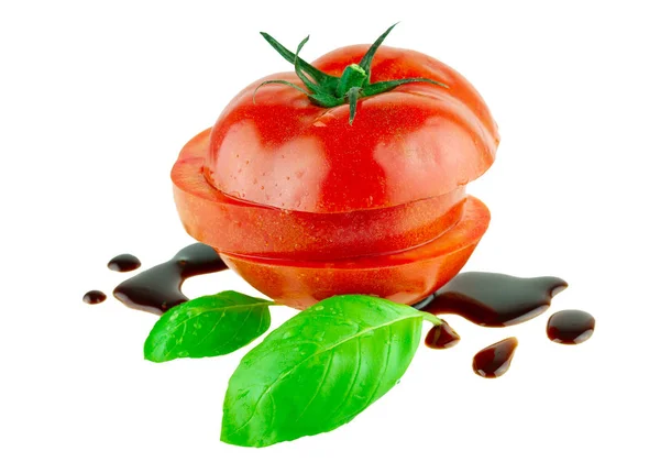 Kawałki Pomidorów Kroplami Octu Balsamicznego Liściem Bazylii — Zdjęcie stockowe