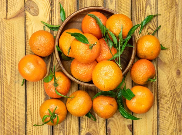 Frutos Mandarina Mandarina Esparcidos Sobre Fondo Madera Viejo — Foto de Stock
