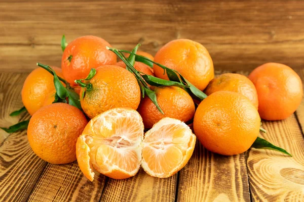 Zralé Mandarinky Mandarinky Ovoce Starém Dřevěném Pozadí — Stock fotografie