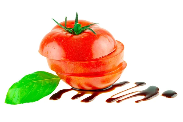 Slisec Pomidorowy Zielonym Liściem Bazylii Octem Balsamicznym Izolowane — Zdjęcie stockowe