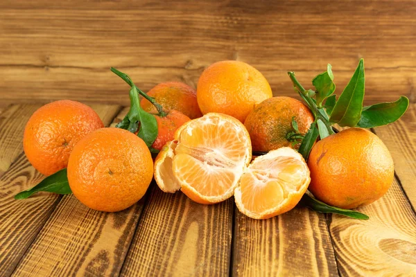 Eski Ahşap Arka Planda Organik Mandarin Meyveleri — Stok fotoğraf
