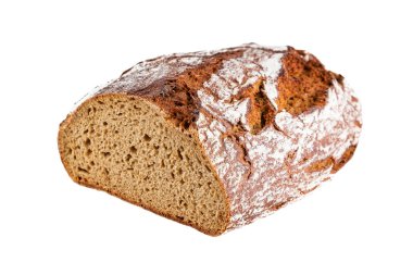 Çavdar ekmeğinin yarı yarıya izole edilmiş görüntüsü beyaz arkaplanda