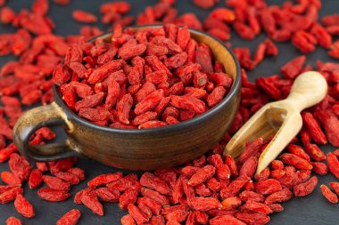 Kurutulmuş goji üzümleri yakın planda, seçici odaklı.