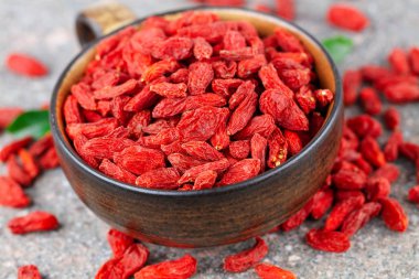 Kurutulmuş goji üzümlü bir fincan. Seçici odak, yukarıdaki görünüm