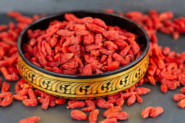 Bayas Goji Taza Oriental Oriental Primer Plano Enfoque Selectivo — Foto de Stock