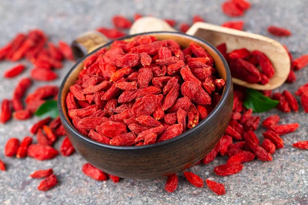 Copa Con Bayas Goji Rojo Sobre Fondo Piedra Gris Enfoque — Foto de Stock