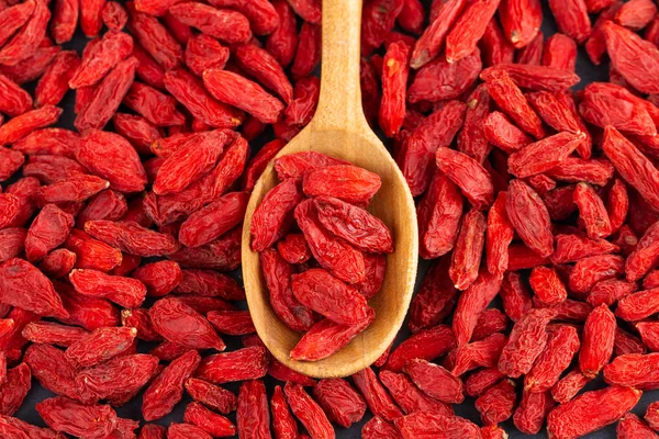 Cucchiaio Con Bacche Goji Sfondo Rosso Goji Concetto Cibo Sano — Foto Stock