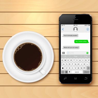 Cep telefonu ile ekran ve kahve Kupası ahşap masa üzerinde sms sohbet