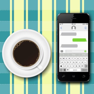 Kastamonuda ve ileti kavramı. Smartphone ile ekran ve kahve Kupası masa örtüsü üzerinde sms sohbet.