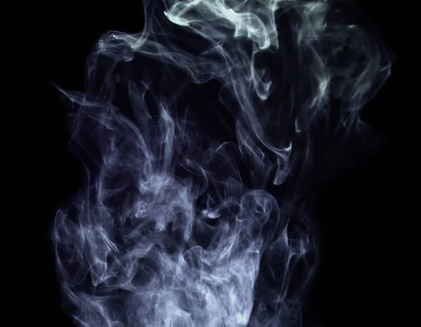 黒の背景に青い煙 — ストック写真