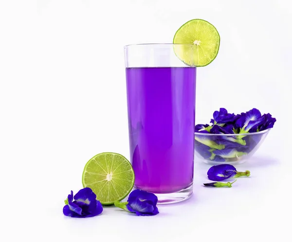 Beyaz arka planda limonlu bezelye içeceği.