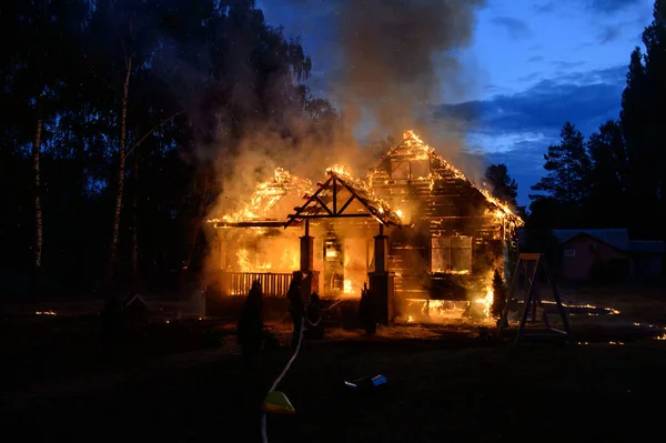 森の中の燃える家 — ストック写真