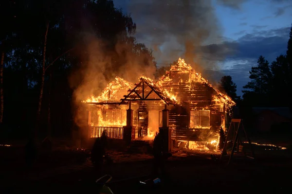 森の中の燃える家 — ストック写真