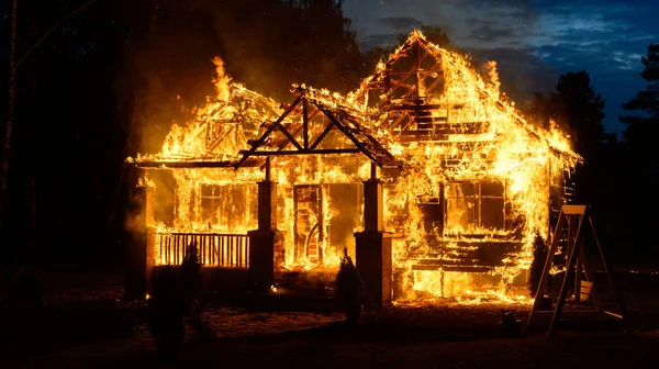 Hořící Dům Lese — Stock fotografie