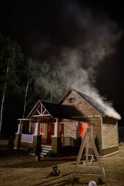 Ormanda yanan ev