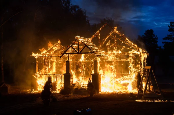 Casa Fiamme Nella Foresta — Foto Stock