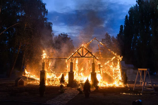 Hořící Dům Lese — Stock fotografie