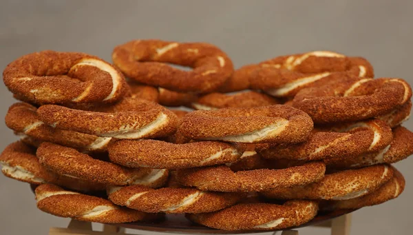 Bagels Crocantes Empilhados Uma Bandeja — Fotografia de Stock