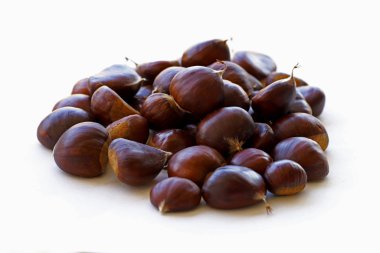 Kestaneler beyaz arkaplanda.