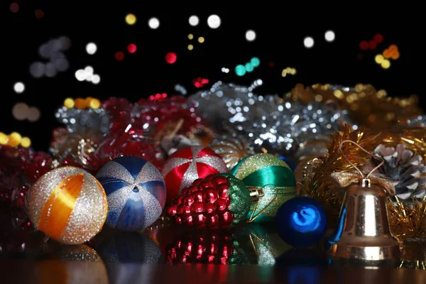 クリスマスの装飾とガラスのランダの火かき棒ガラス — ストック写真