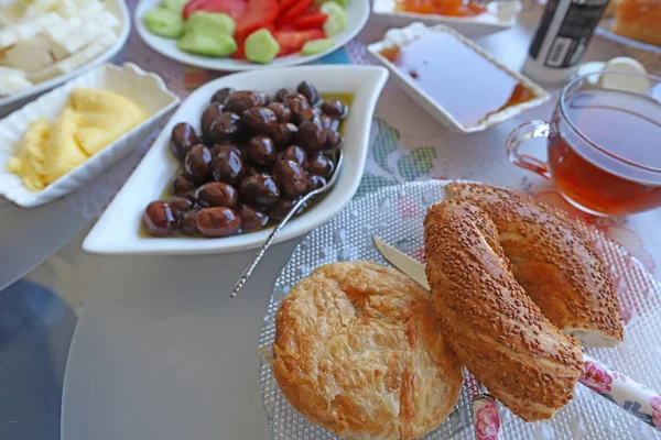 Frühstück Mit Käse Oliven Tomaten Und Tee — Stockfoto