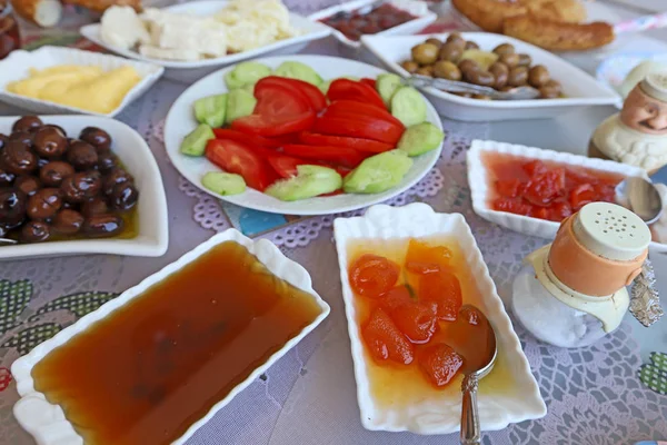 Café Manhã Com Queijo Azeitonas Tomates Chá — Fotografia de Stock