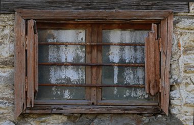 Yıpranmış, eski kapı ve pencereler