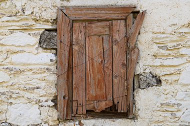 Yıpranmış, eski kapı ve pencereler