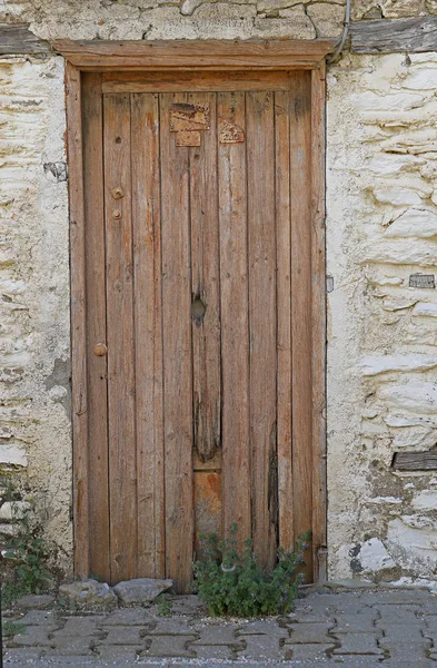 Промокшие Старые Двери Окна — стоковое фото