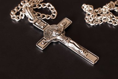 Siyah arkaplanda çapraz.