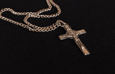 Siyah arkaplanda çapraz.