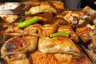 Bulgur pilavında tavuk bacağı.