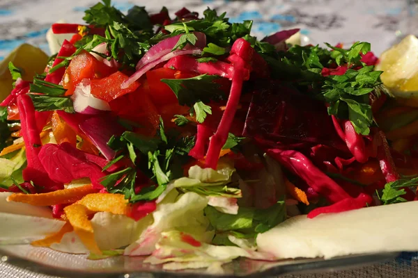Természetes Saláta Salátával Paradicsommal Hagymával Vörös Káposztával Sárgarépával Petrezselyemmel Citrommal — Stock Fotó