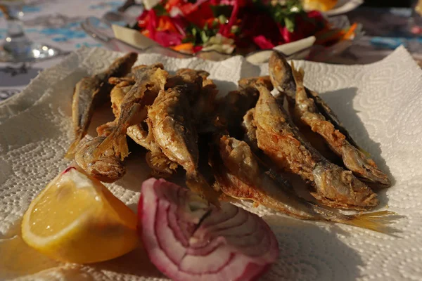 Makrele Fisch Auf Weißem Hintergrund Mit Pommes Frites Und Roten — Stockfoto